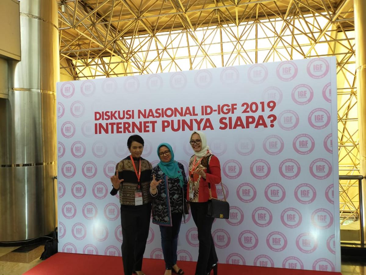 Direktur Tata Kelola Aptika, Mariam F Barata (tengah) berfoto bersama di booth ID IGF 