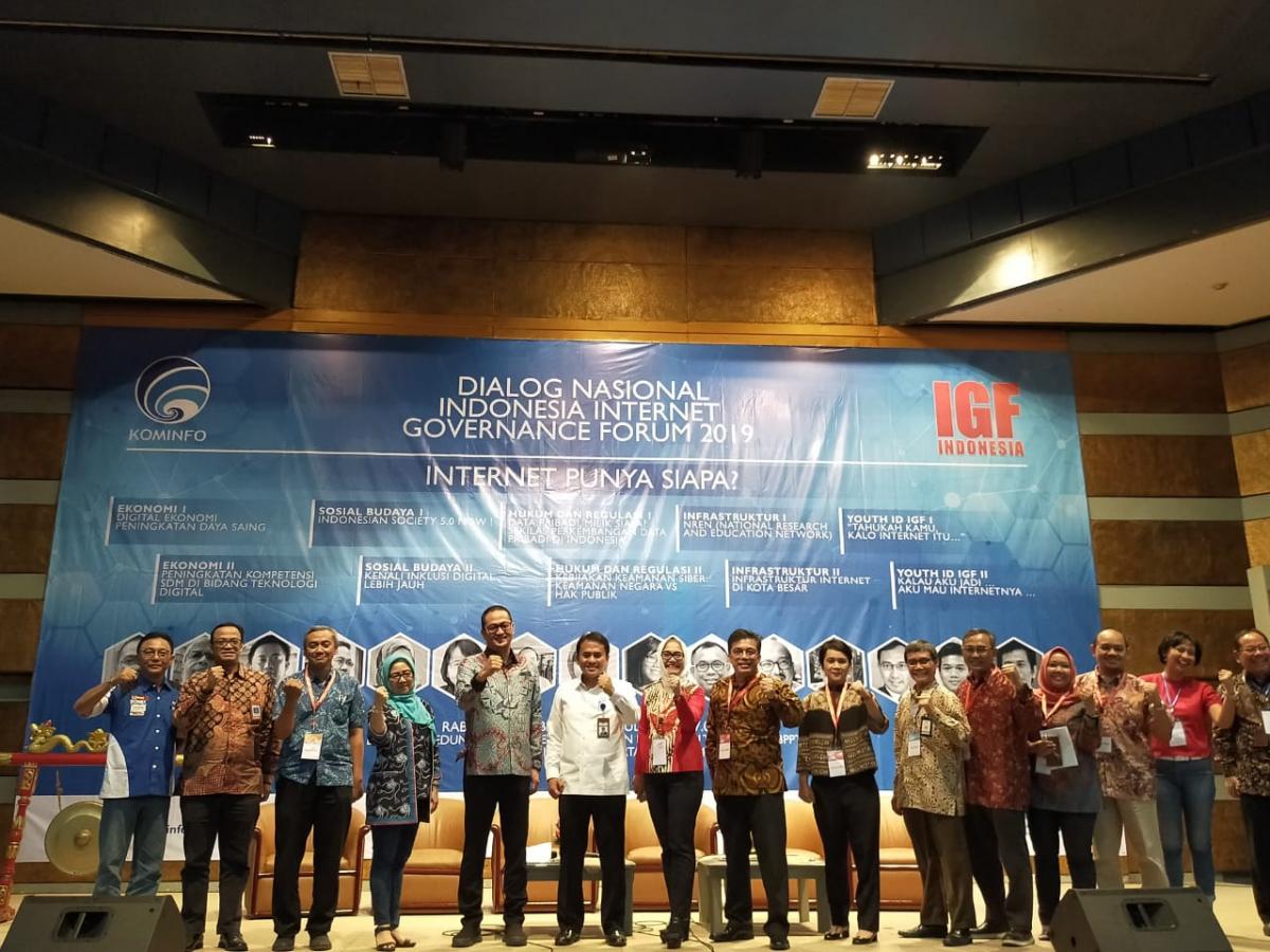 Foto bersama para pembicara dalam Dialog Nasional ID-IGF 2019 