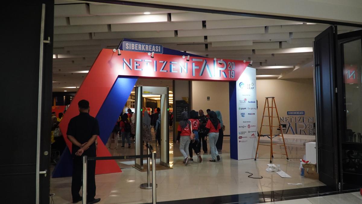 Gerbang masuk  acara Siberkreasi Netizen Fair 2019