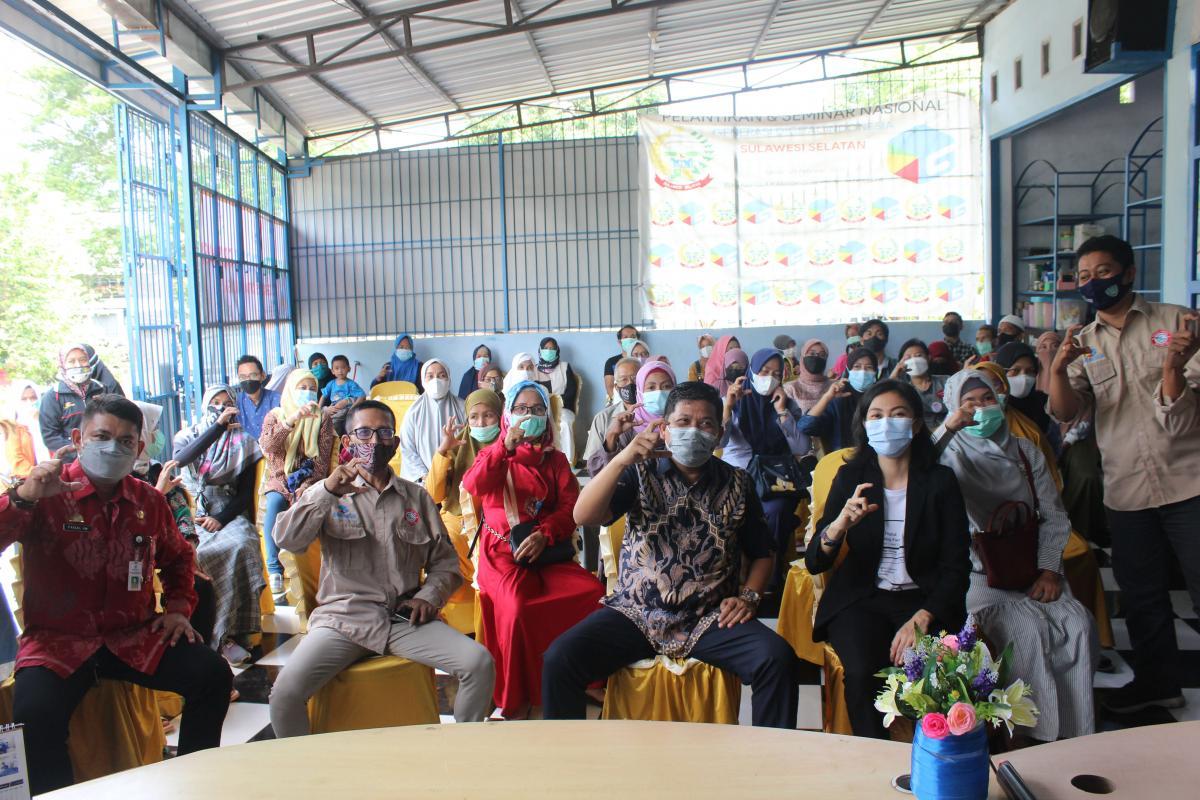 Kepala Dinas Komunikasi Informatika Statistik dan Persandian Provinsi Sulawesi Selatan bersama Pandu Digital dan peserta workshop (22/04).
