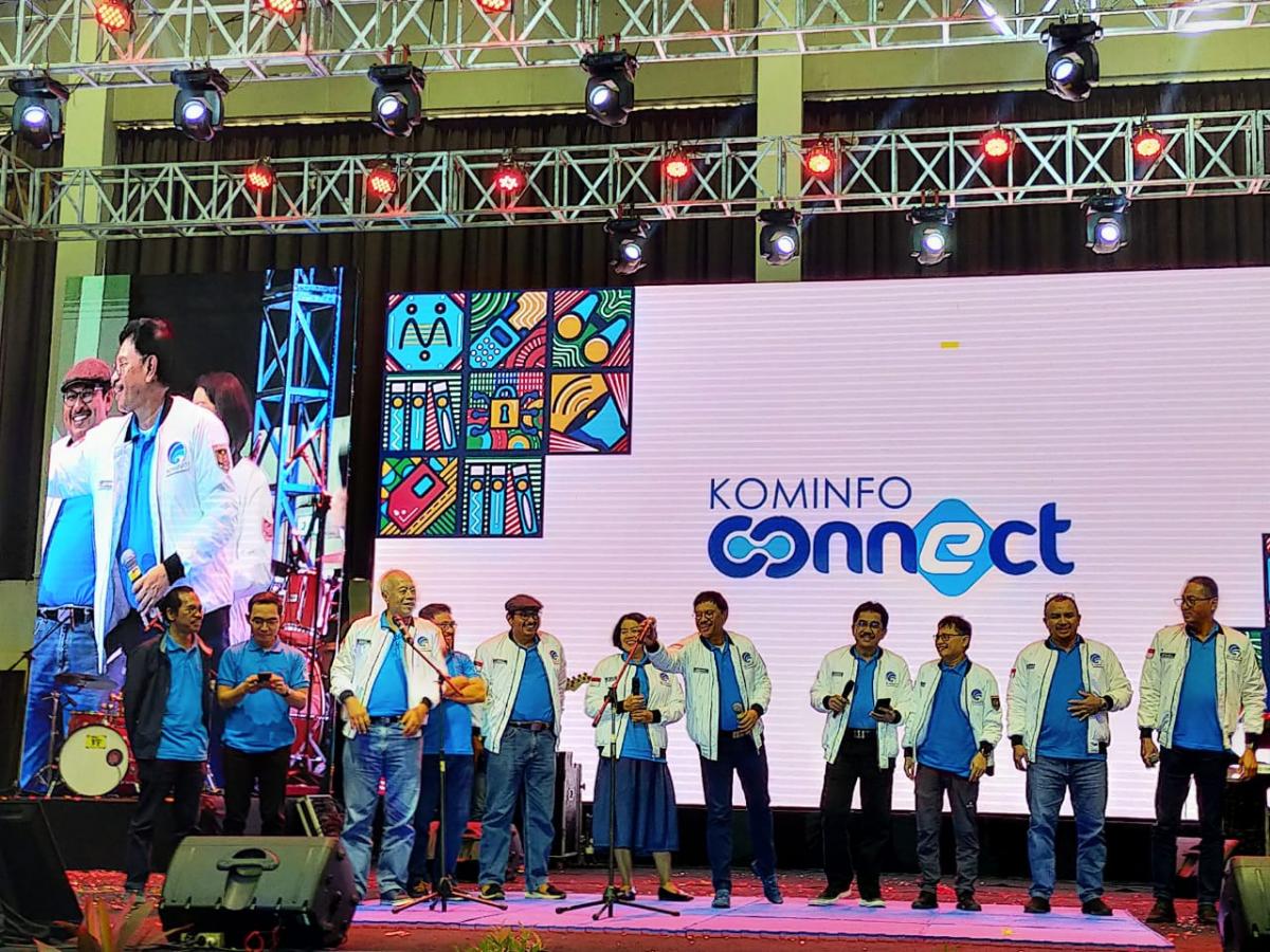 Menteri Johnny bersama jajaran pejabat eselon 1 di Kementerian Kominfo menghibur peserta dengan bernyanyi di atas panggung