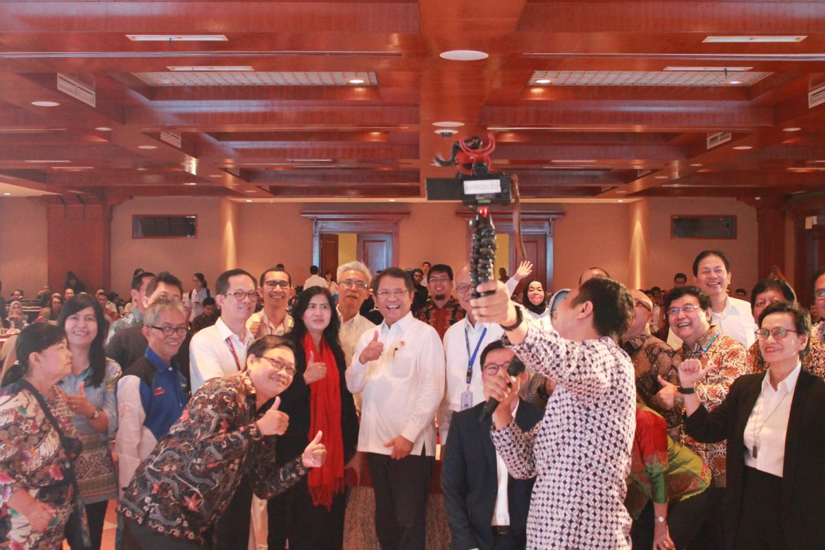 Menteri Kominfo Rudiantara berfoto bersama para peserta acara Sarasehan Nasional dengan Tema Penanganan Konten Asusila di Dunia Maya