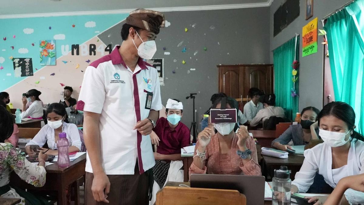 Murid SMAN 4 Denpasar Praktik Menggunakan VR Didampingi Guru
