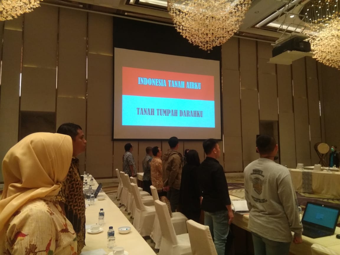 Para peserta Rapat Koordinasi Pengumpulan Data dan Informasi terkait Terorisme di Kalangan Penyedia Jasa Layanan Masyarakat Berbasis Teknologi menyanyikan lagu kebangsaan Indonesia Raya
