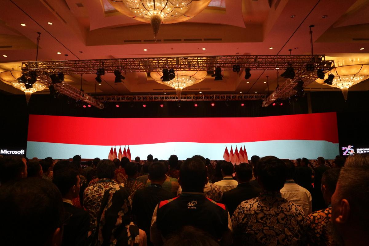Para peserta acara Digital Economy Summit 2020 menyanyikan lagu Indonesia Raya