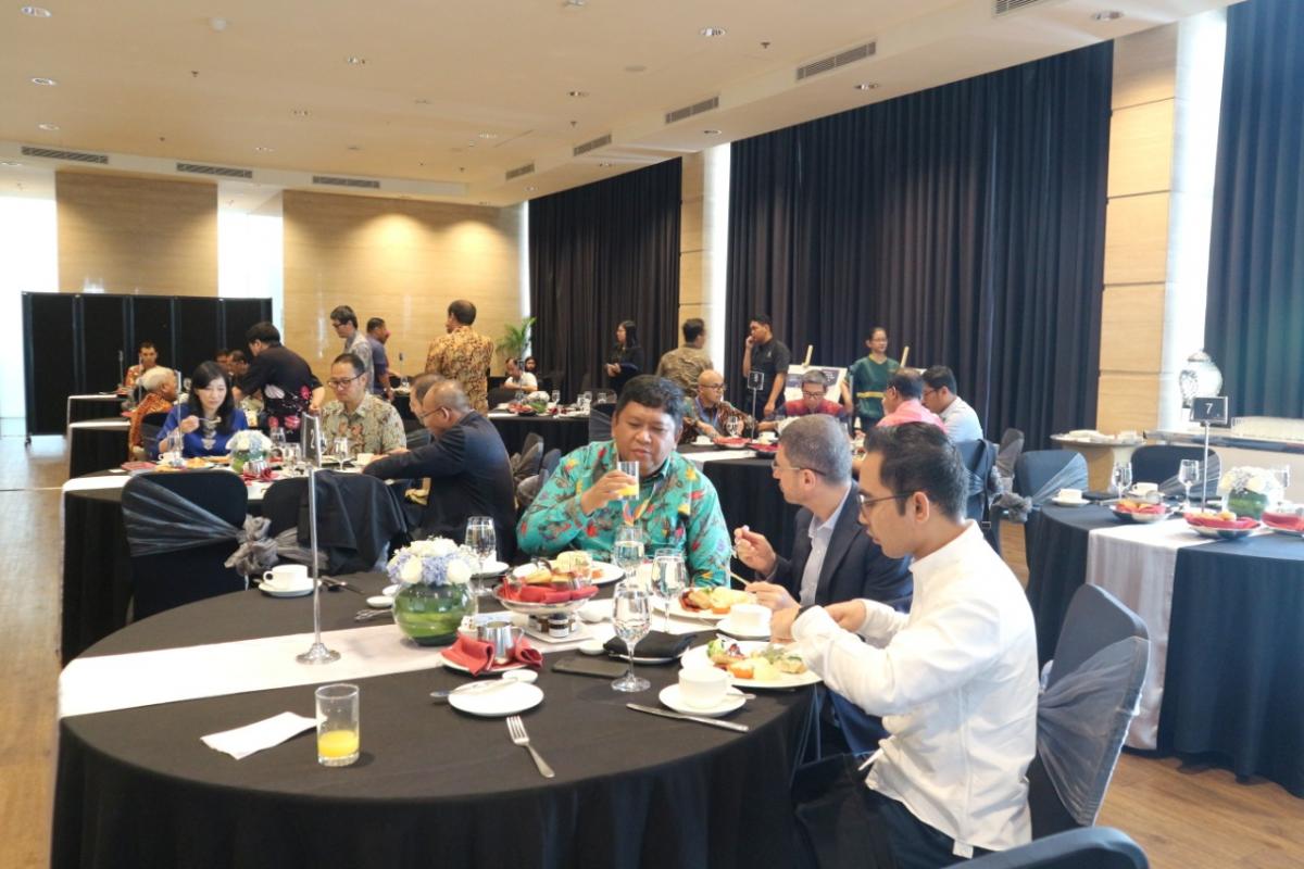 Para peserta menikmati breakfast sebelum memulai acara ICT Sector Cyber Security Roundtable (1)