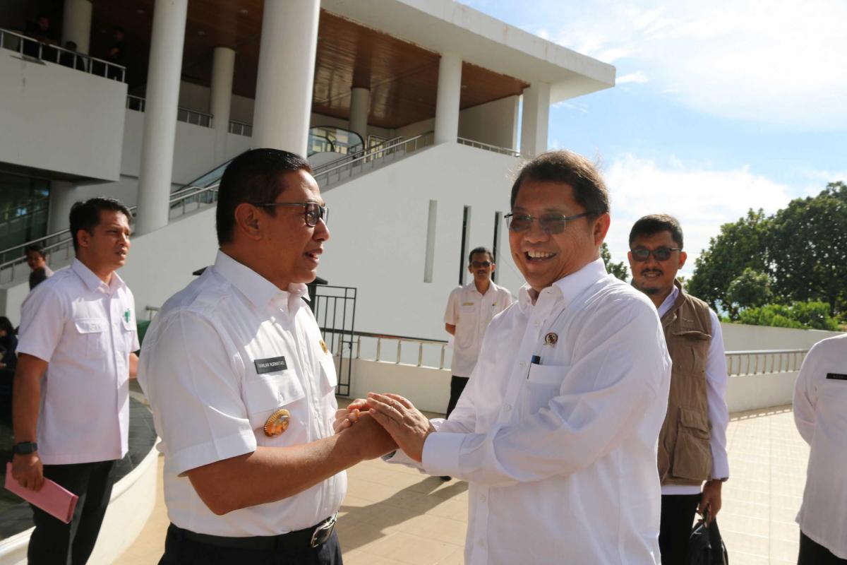 Walikota Bukittinggi Ramlan Nurmatias menyambut Menteri Kominfo Rudiantara saat acara seminar dan lokakarya school of influencer