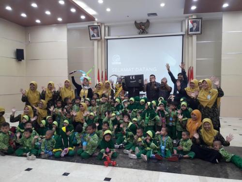 Sesi foto bersama Dit. Pemberdayaan Informatika bersama guru dan anak-anak PAUD Masjid Istiqlal
