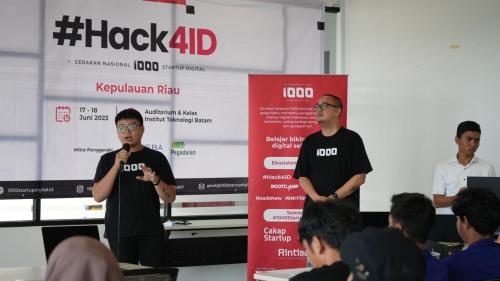 Hub Manager Hack4ID Kepulauan Riau sedang memberikan arahan kepada peserta.