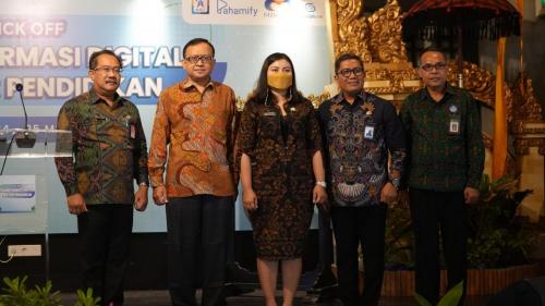 Direktur Ekonomi Digital bersama Direktur Pendidikan Menengah dan Pendidikan Khusus Kemendikbudristek, serta kepala daerah di Bali