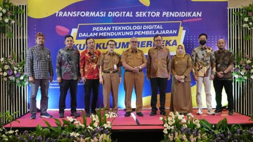 Direktur Ekonomi Digital, I Nyoman Adhiarna (keempat dari kanan) bersama Bupati Kuningan, Acep Purnama (tengah) dan Para Narasumber