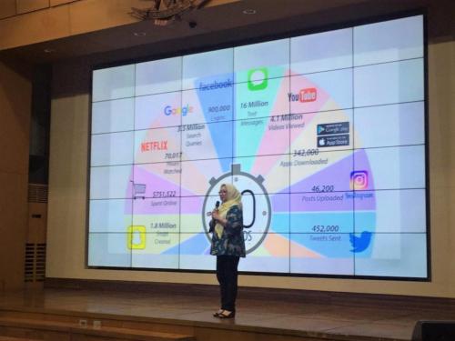 Direktur Tata Kelola sedang Memberikan Paparan Pada Acara Smart School Online2