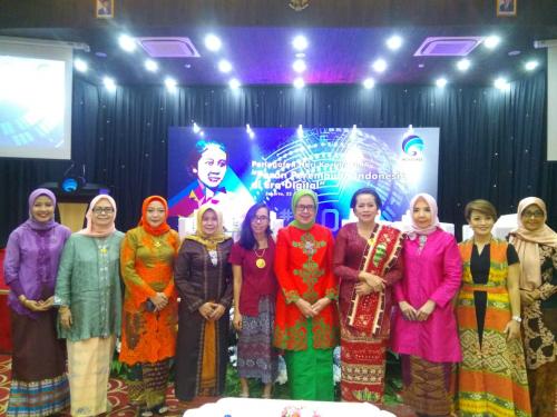 Foto bersama para narasumber dan undangan VIP pada acara peran perempuan indonesia di era digital