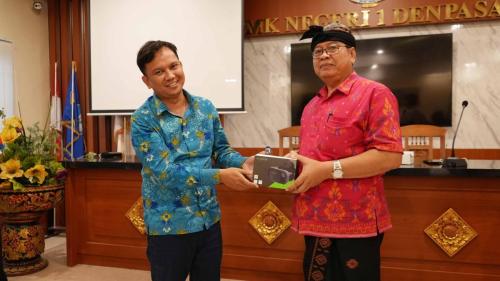 Ketua Tim Transformasi Digital Sektor PKP Dikki Rukmana Melakukan Serah Terima Kacamata VR Bersama Kepala Sekolah SMKN 1 Denpasar