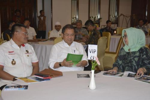 Menteri Kominfo Rudiantara (tengah) diskusi bersama Direktur TKAI Mariam F Barata (kanan)