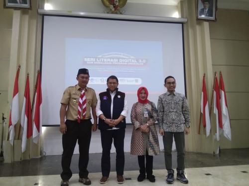 Menteri Kominfo Rudiantara berfoto bersama dengan perwakilan Dinas Kominfo Jawa Tengah, Saka Milenial Jawa Tengah, serta Ketua Siberkreasi