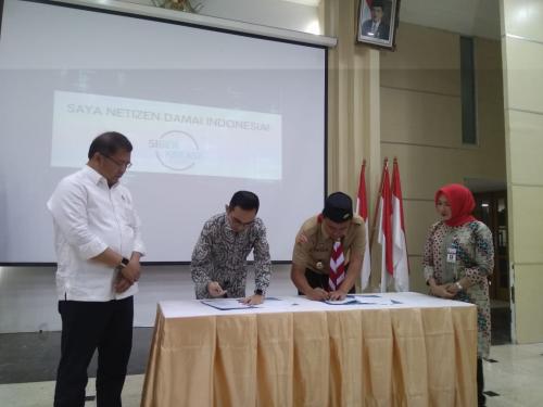 Menteri Kominfo Rudiantara dan Perwakilan Dinas Kominfo Jawa Tengah menyaksikan penandatanganan MoU antara Siberkreasi dan Saka Milenial