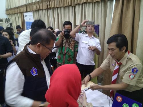 Menteri Kominfo Rudiantara saat menerima penjelasan dari tim saka milenial Jawa Tengah