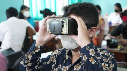 Murid SMAN 4 Denpasar Menggunakan Kacamata VR