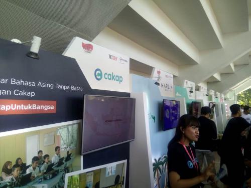 Para alumni dari startup digital turut berpartisipasi dengan membuat booth