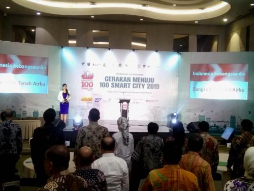 Para peserta acara opening ceremony smart city menyanyikan lagu kebangsaan Indonesia Raya sebelum memulai acara