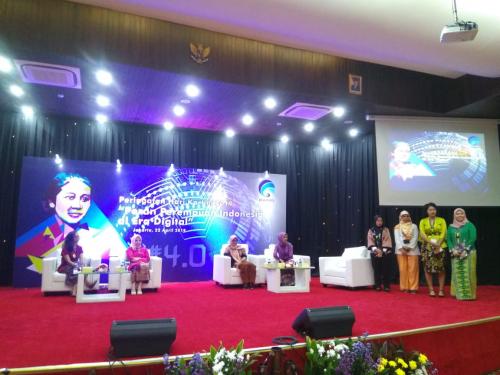 Para peserta yang berani menerima tantangan moderator pada acara peran perempuan indonesia di era digital