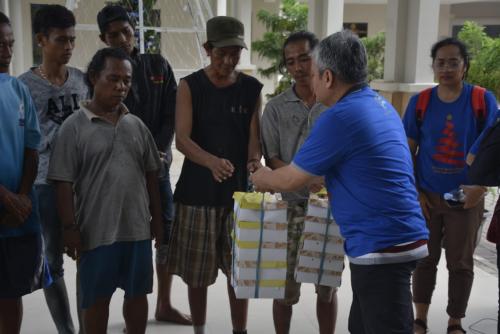 Salah satu perwakilan dari Kompaq Kominfo memberikan bantuan nasi kotak kepada warga terdampak banjir (1)